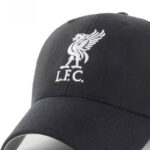 Detail loga FC Liverpool na šiltovke MVP BKK 47 brand