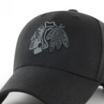 Detail loga na čiernej šiltovke Chicago Blackhawks snapback BKC