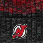 Detail loga na zimnej čiapke New Jersey Devils 47 brand Cascade